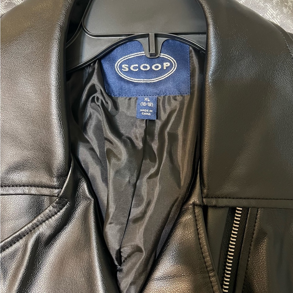Sleek Black Leather Moto Jacket - Picture 4 of 5
